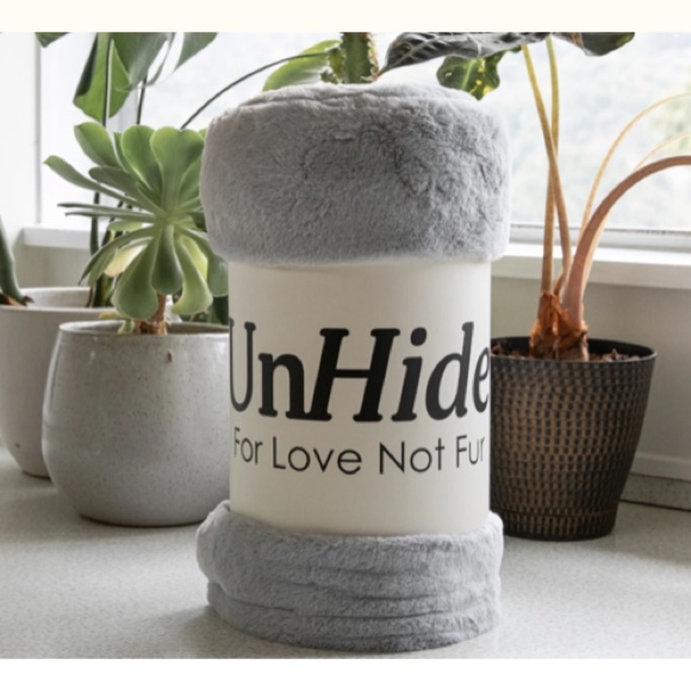 New NWT Unhide Lil Marsh Marshmallow Soft Faux Fur Small Blanket Throw Silver